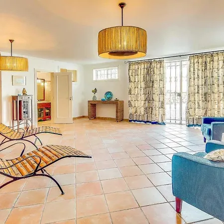 Villa Sleeps 8 Pool Air Con Wifi *