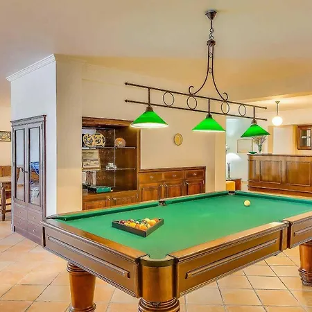 Villa Sleeps 8 Pool Air Con Wifi *