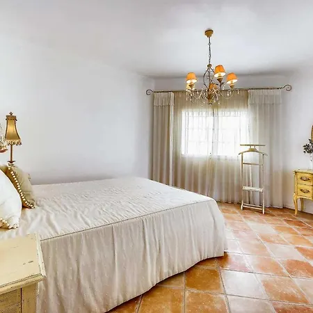 Sleeps 8 Pool Air Con Wifi